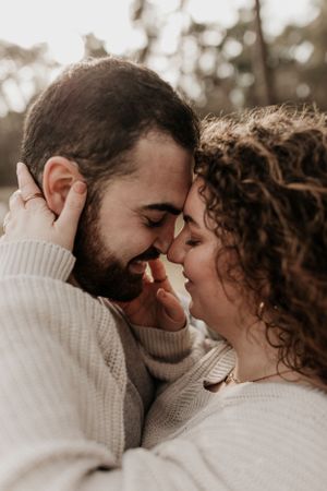 Liefdevolle foto tijdens fotoshoot met koppel