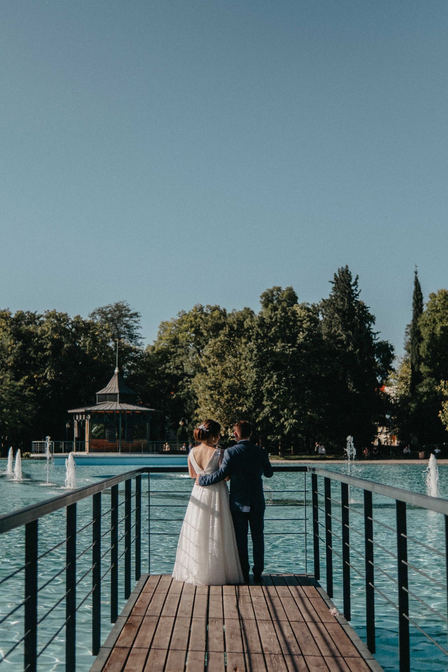 сватбена рокля, фотография, булка, младоженец, фотосесия, документален сватбен фотограф, Русе, Варна, двойка, влюбени