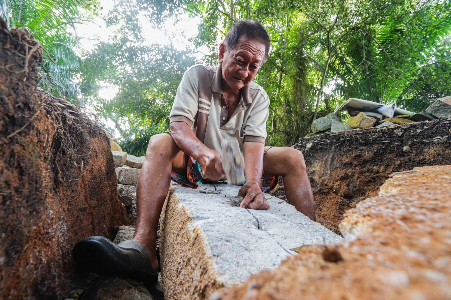 The cutting process have to be done in the large area as the granite stone are big to be cut