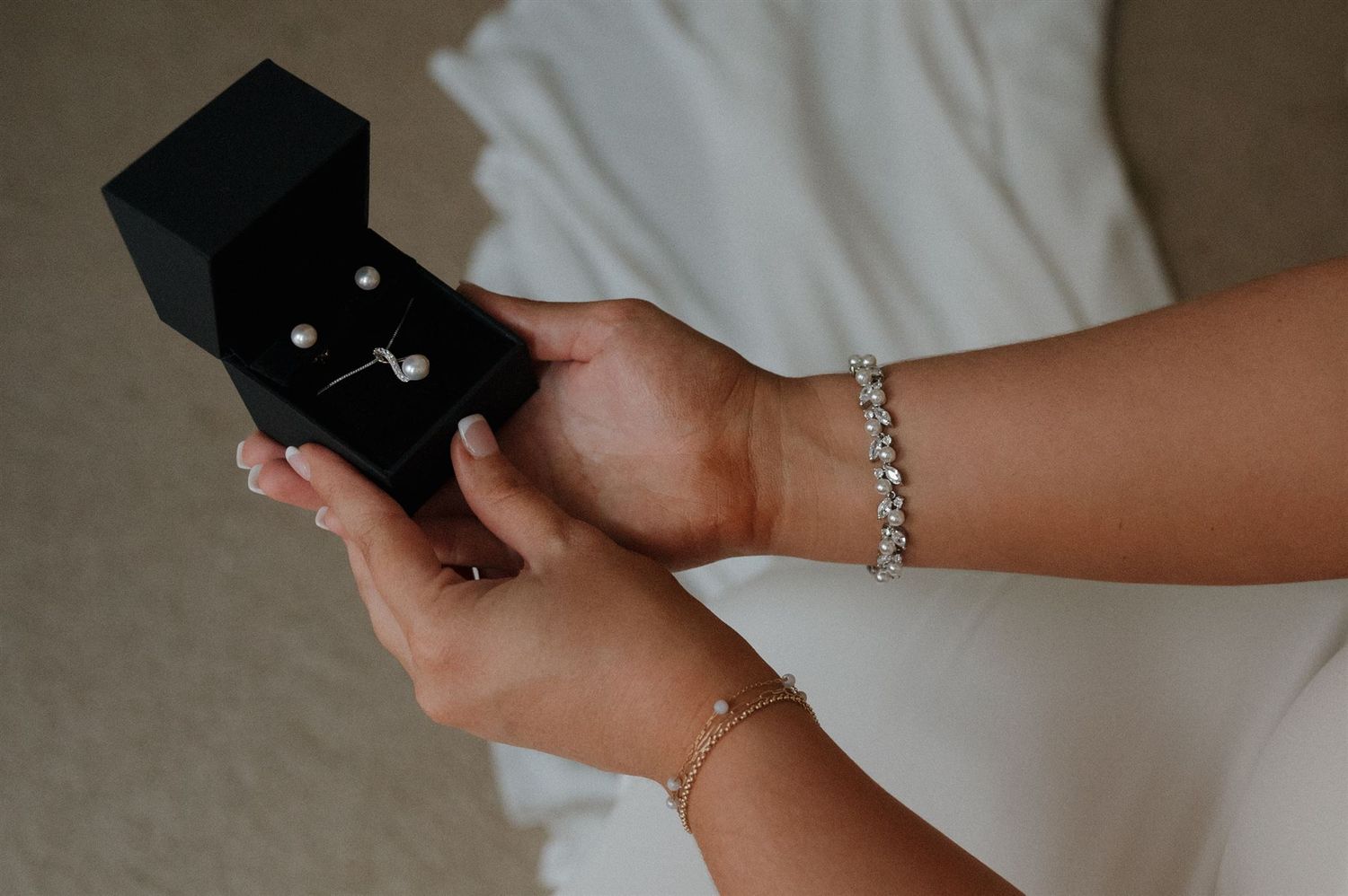 bride getting ready at suite of Fannin Oaks wedding venue in Madisonville, Tx
