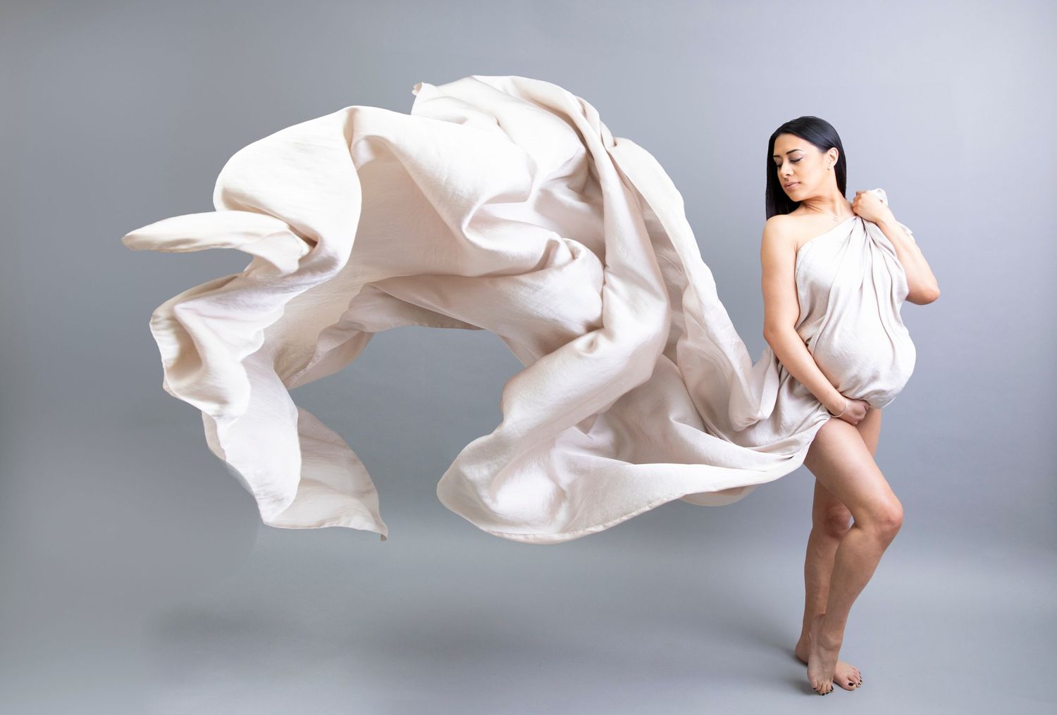 angeline b photography, Maternity silk throw fine art, cream silk scarf, draped elegantly behind her. Grey Back drop