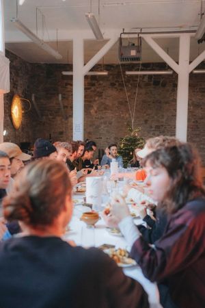 Events bieten eine tolle Atmosphäre. Die Tische können zu einer langen Tafel zusammengestellt werden.