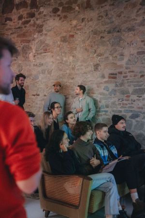 Genug Platz für eine große Beamerleinwand ermöglicht es dir Filme zu präsentieren und sich kreativ auszutauschen