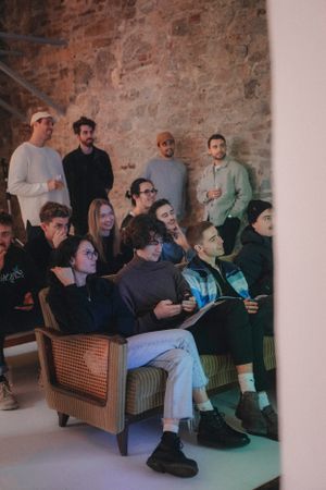 Filmemacher zeigen sich im Studio gegenseitig ihre Werke