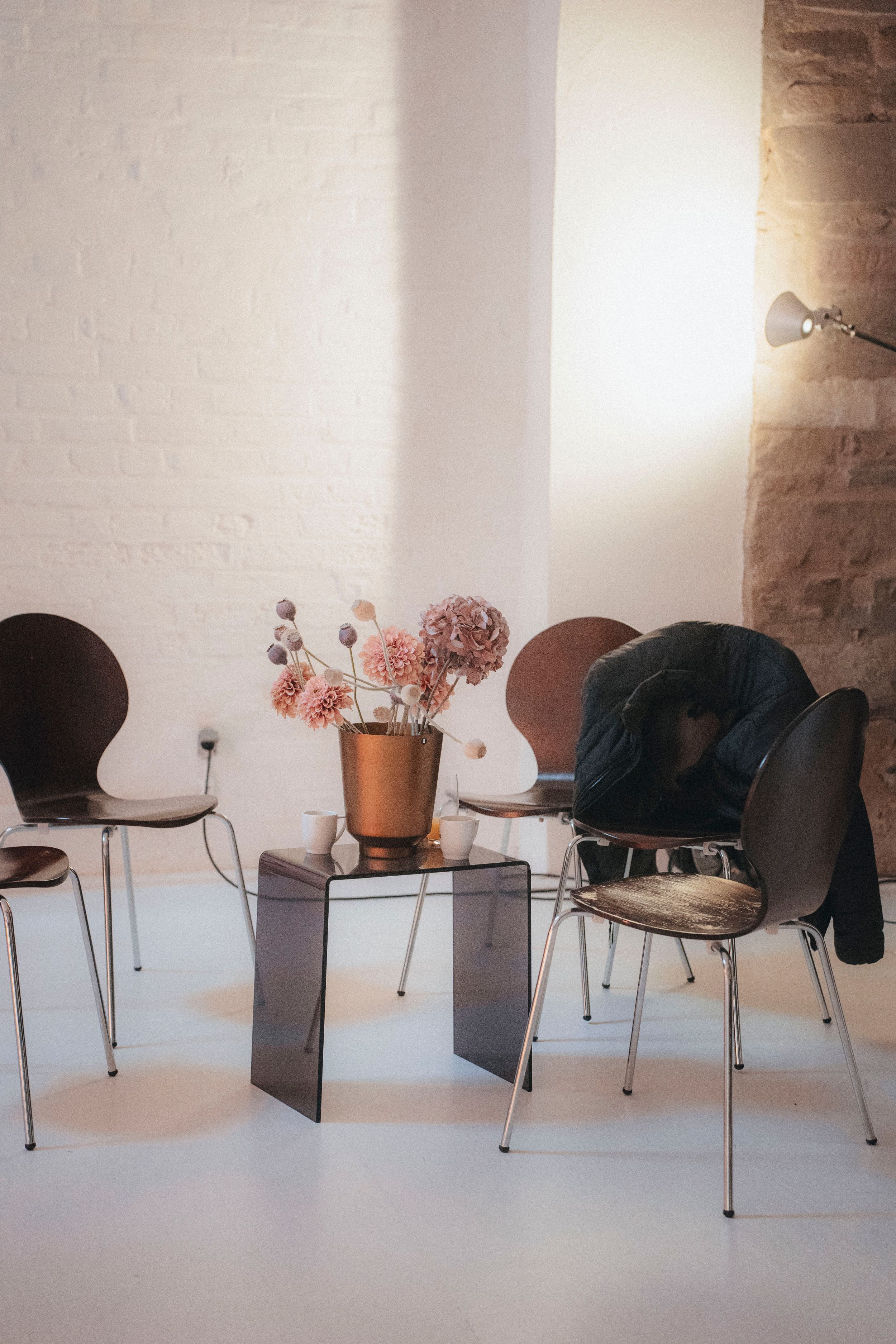 Kleine Sitzgruppe für den kreativen Austausch im Workshop. Du kannst das Studio nach deinen Bedürfnissen herrichten.