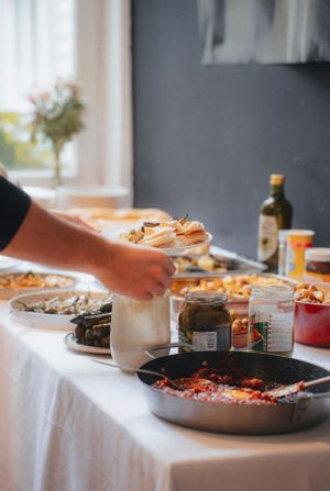 Die große und extratiefe Arbeitsplatte aus massiver Eiche gibt deinem Catering Platz und sorgt für einen Augenschmaus.