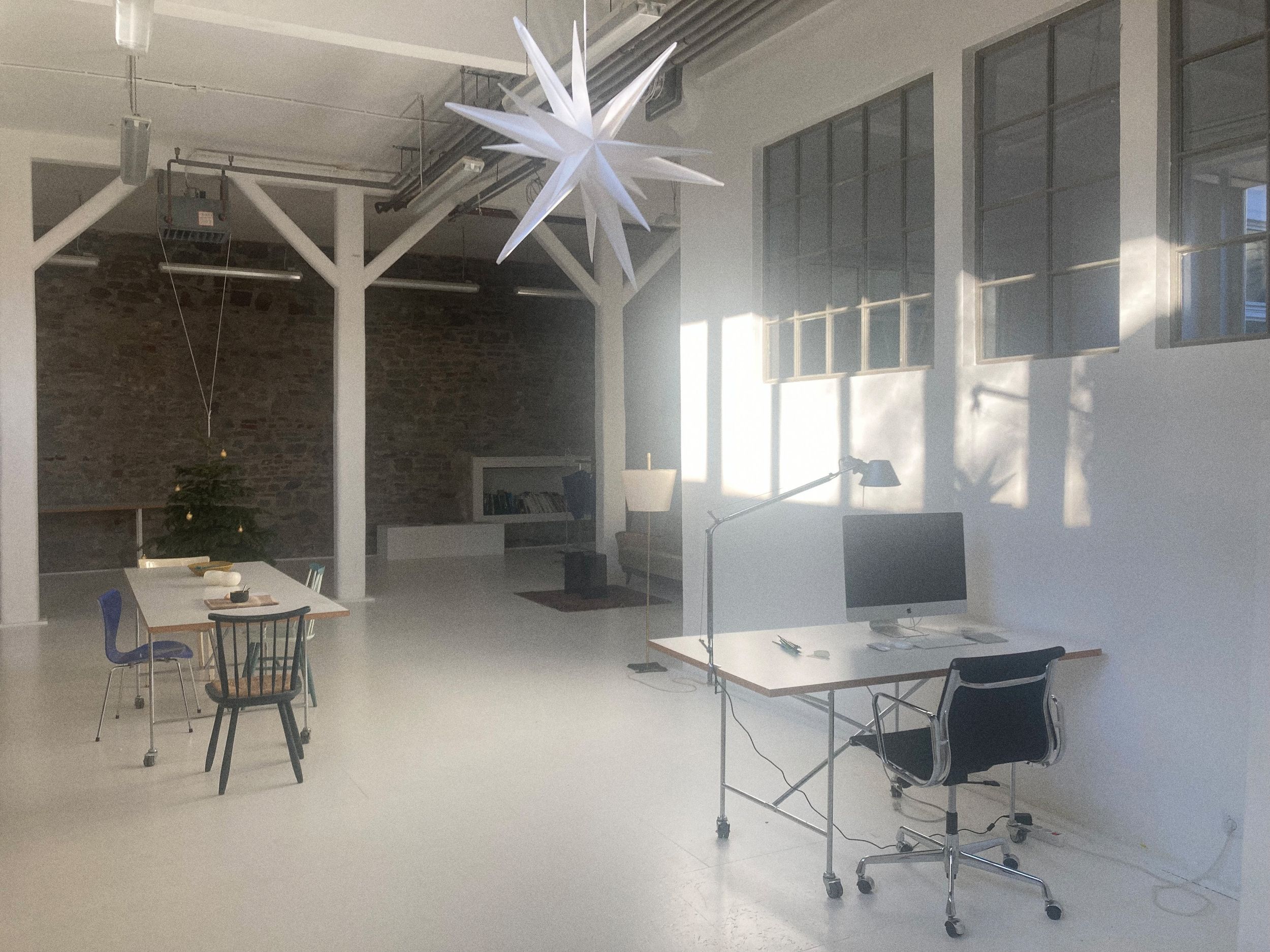 Coworking. Es gibt vier feste Arbeitsplätze und zwei Plätze die tageweise gemietet werden können.