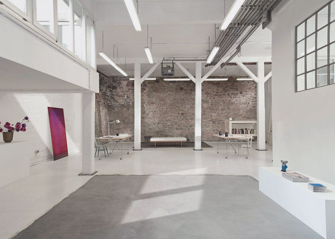 Der puristische Stil des Lofts ermöglicht klare und kreative Gedanken.