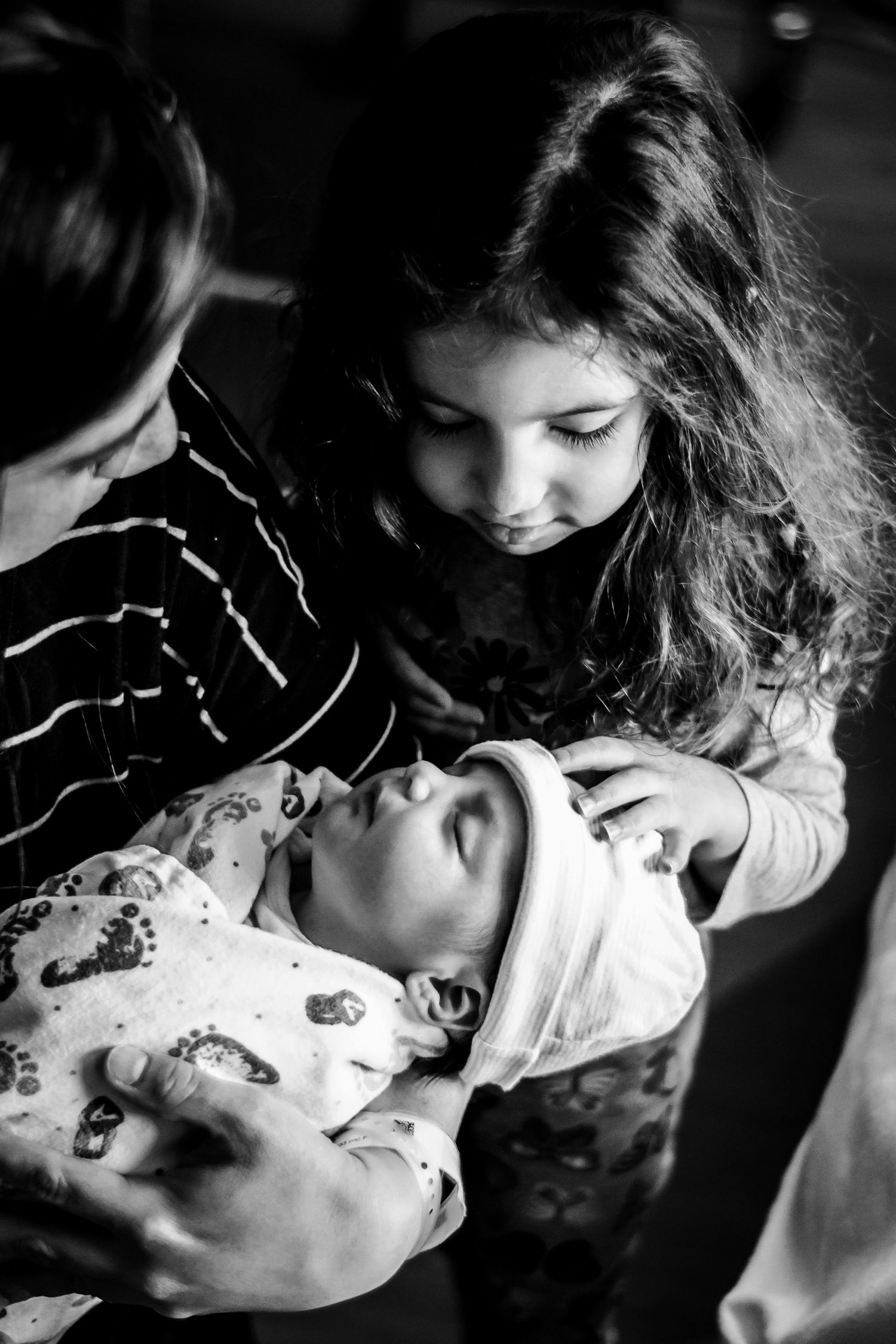 Mom introducing her oldest daughter to their new baby girl in Sioux City, IA.