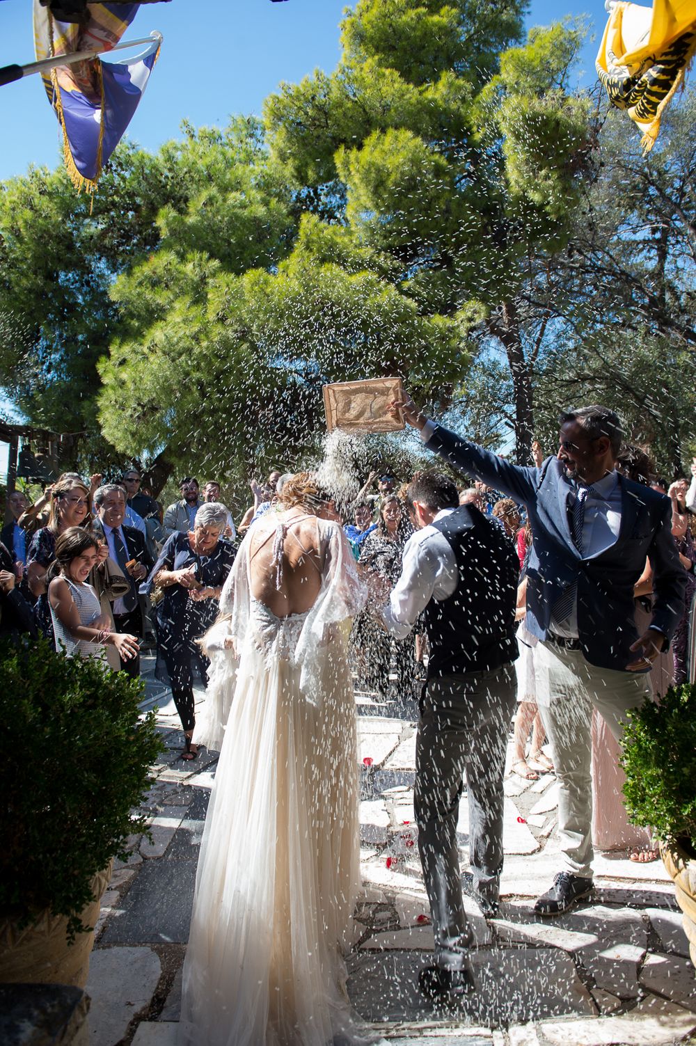 φιλοι πετανε ρυζι στο ζευγαρι μετα το γαμο