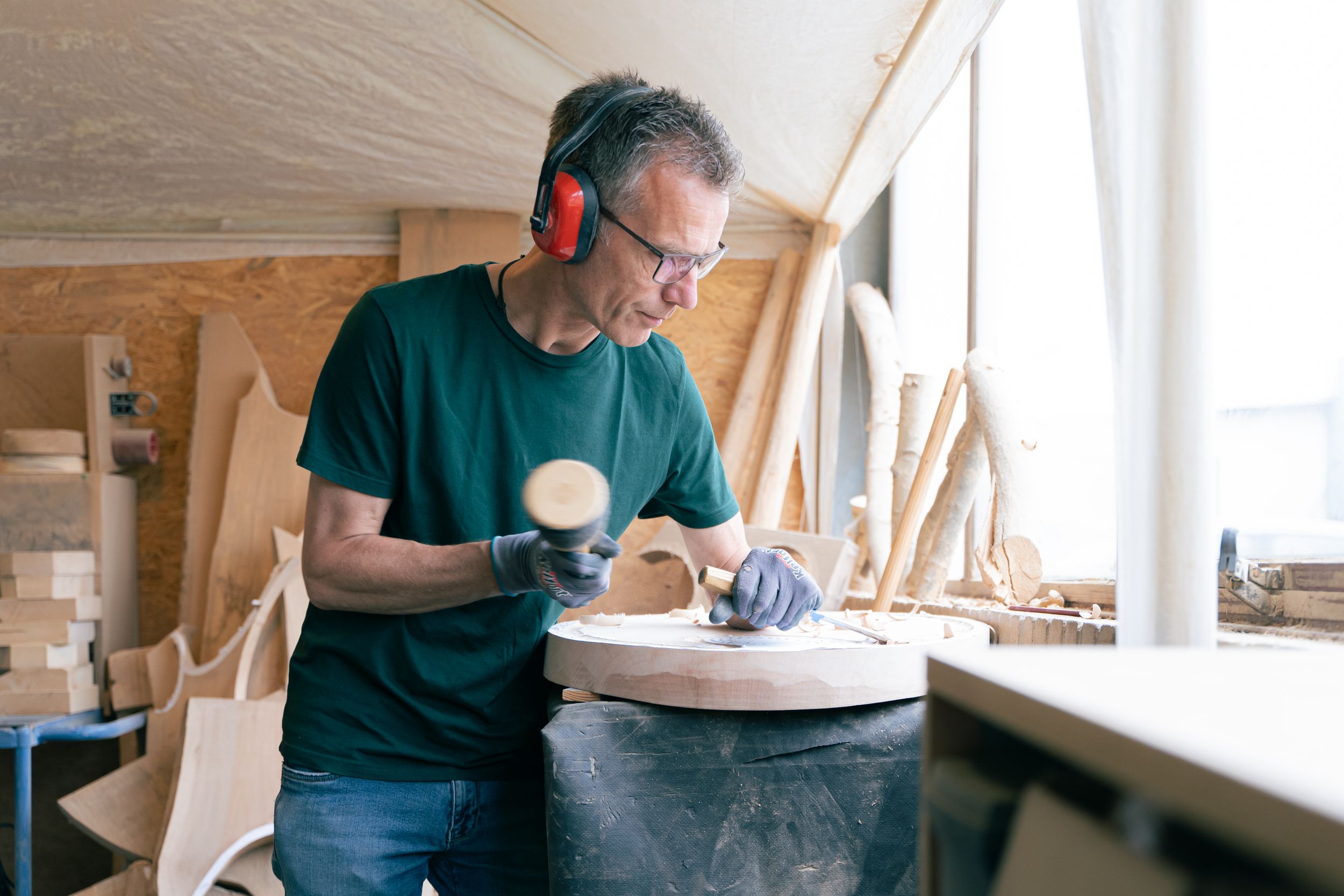 Open Klank houten muziekinstrumenten handgemaakt door Jan Ridder vastgelegd in zijn werkplaats door Martine Vonk