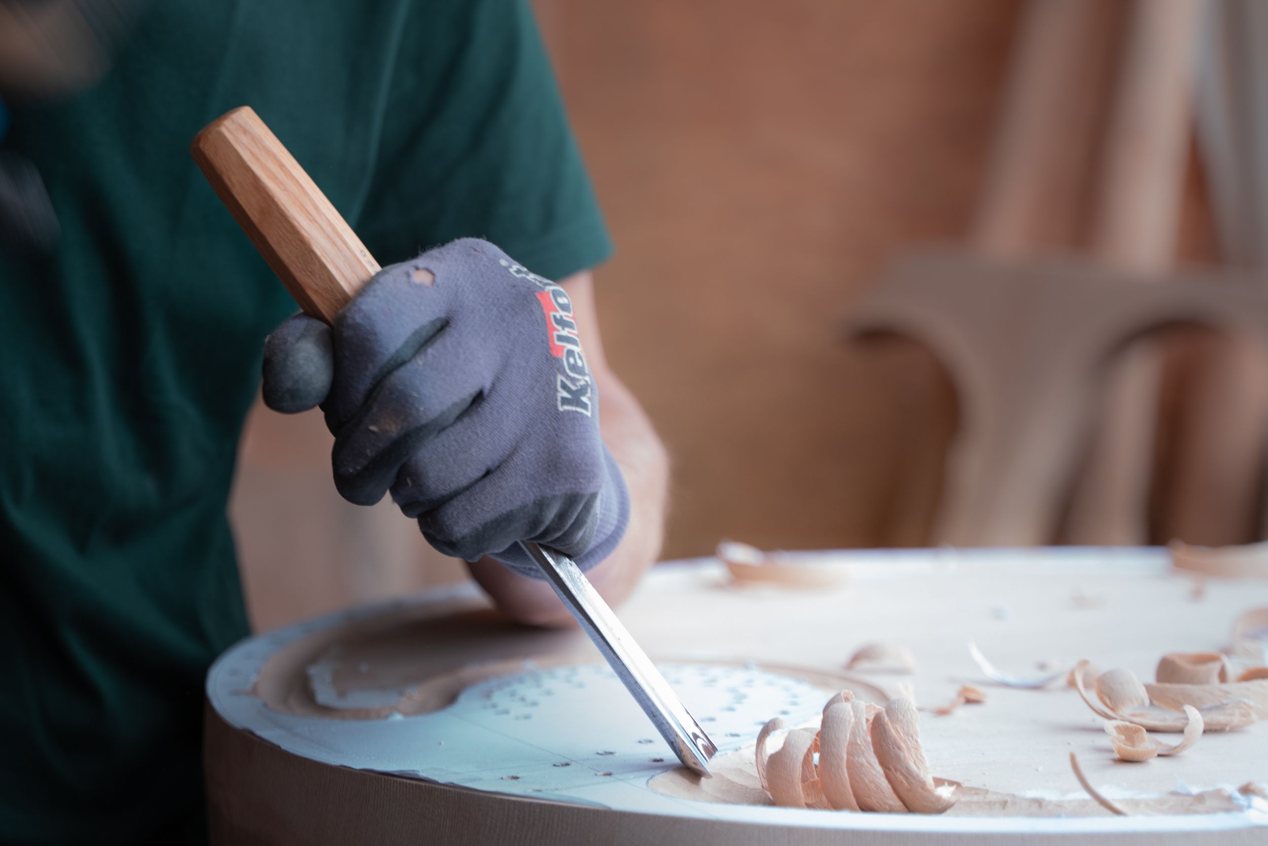 Martine Vonk Fotograaf van creatieve processen. Procesfotografie in atelier of werkplaats. Hier werkt Jan van Open Klank aan hout met beitel