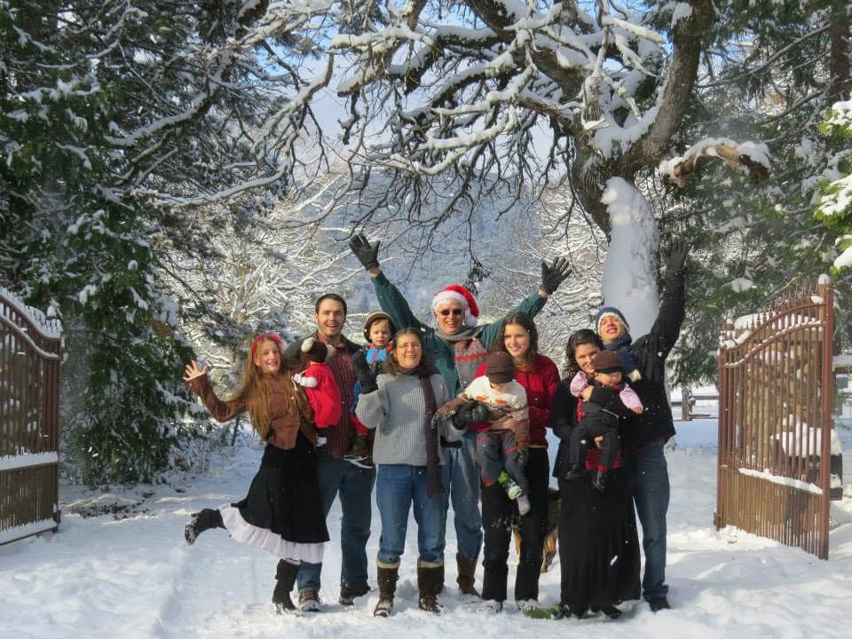 big family photo in the snow