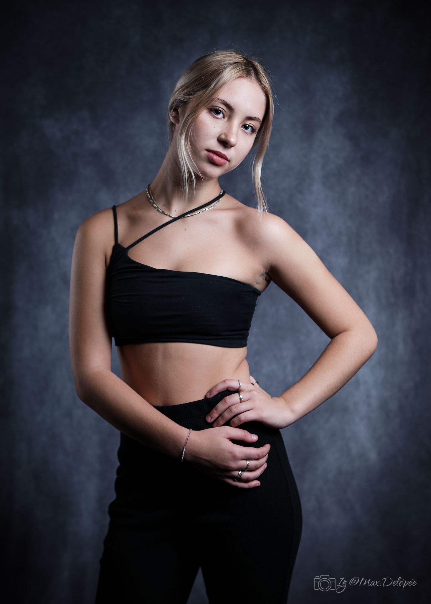 portrait d'une femme en vêtements sport