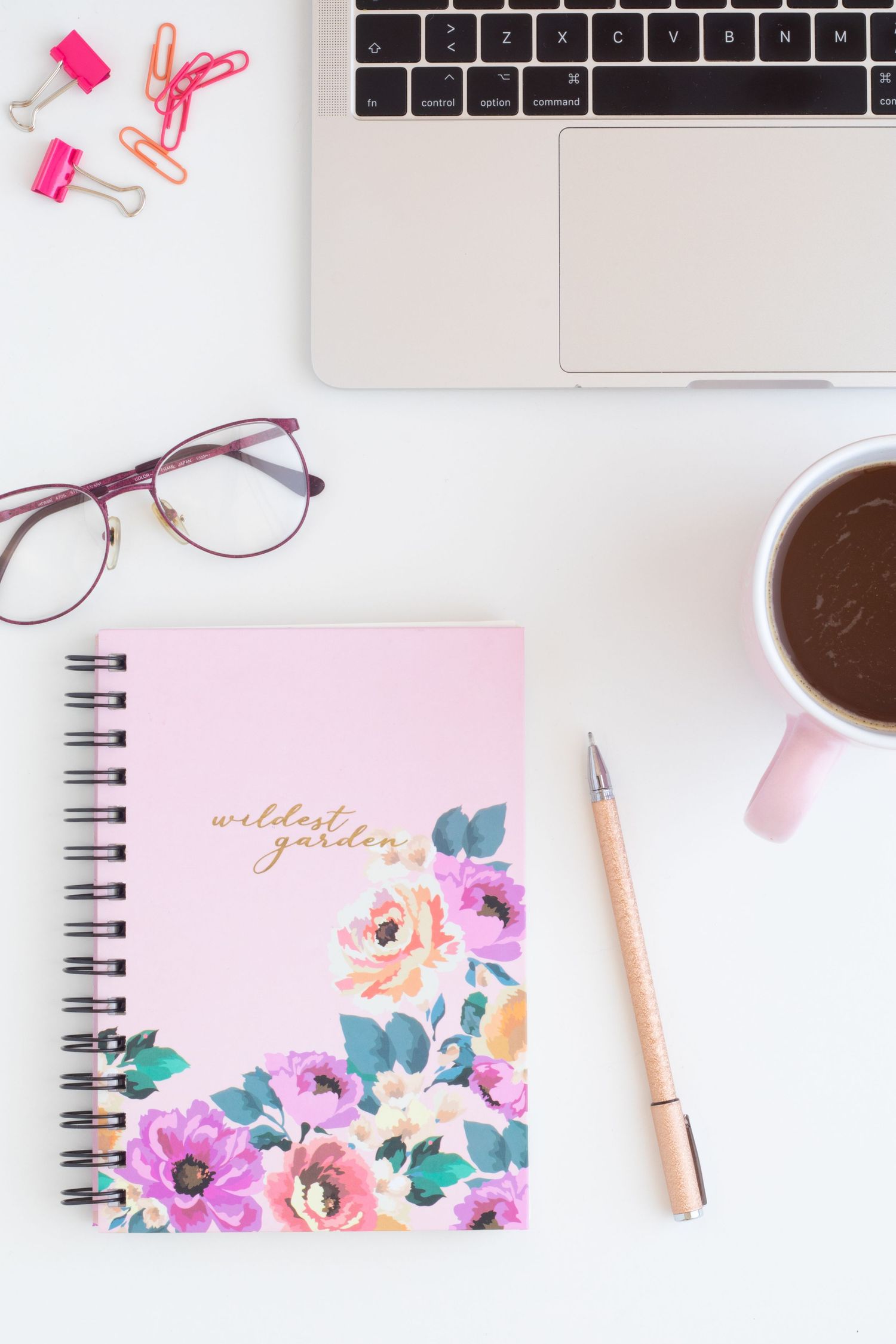 Escritorio, cuaderno  y taza de café - Laura Ordoñez Fotografía