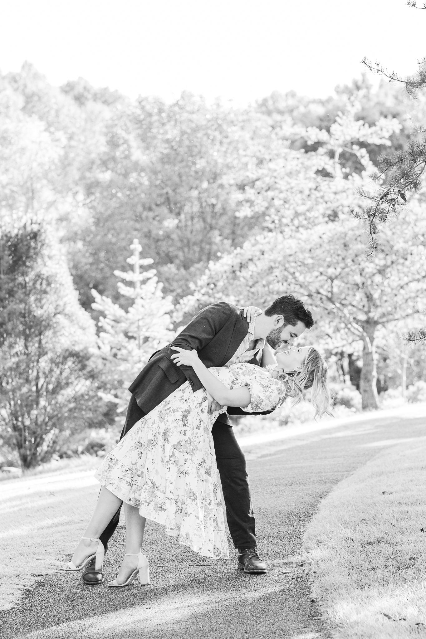 MEADOWLARK GARDENS ENGAGEMENT PICTURES