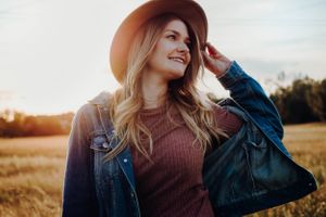 Frau Portrait im Kornfeld