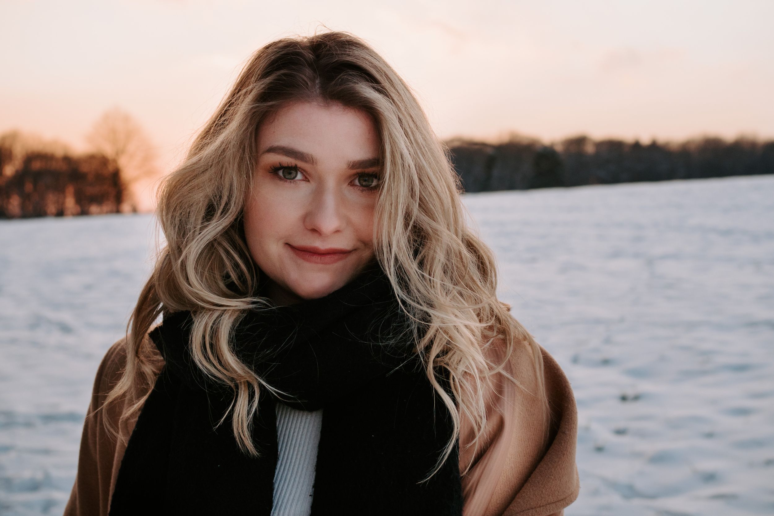 Portrait Blonde Frau im Schnee