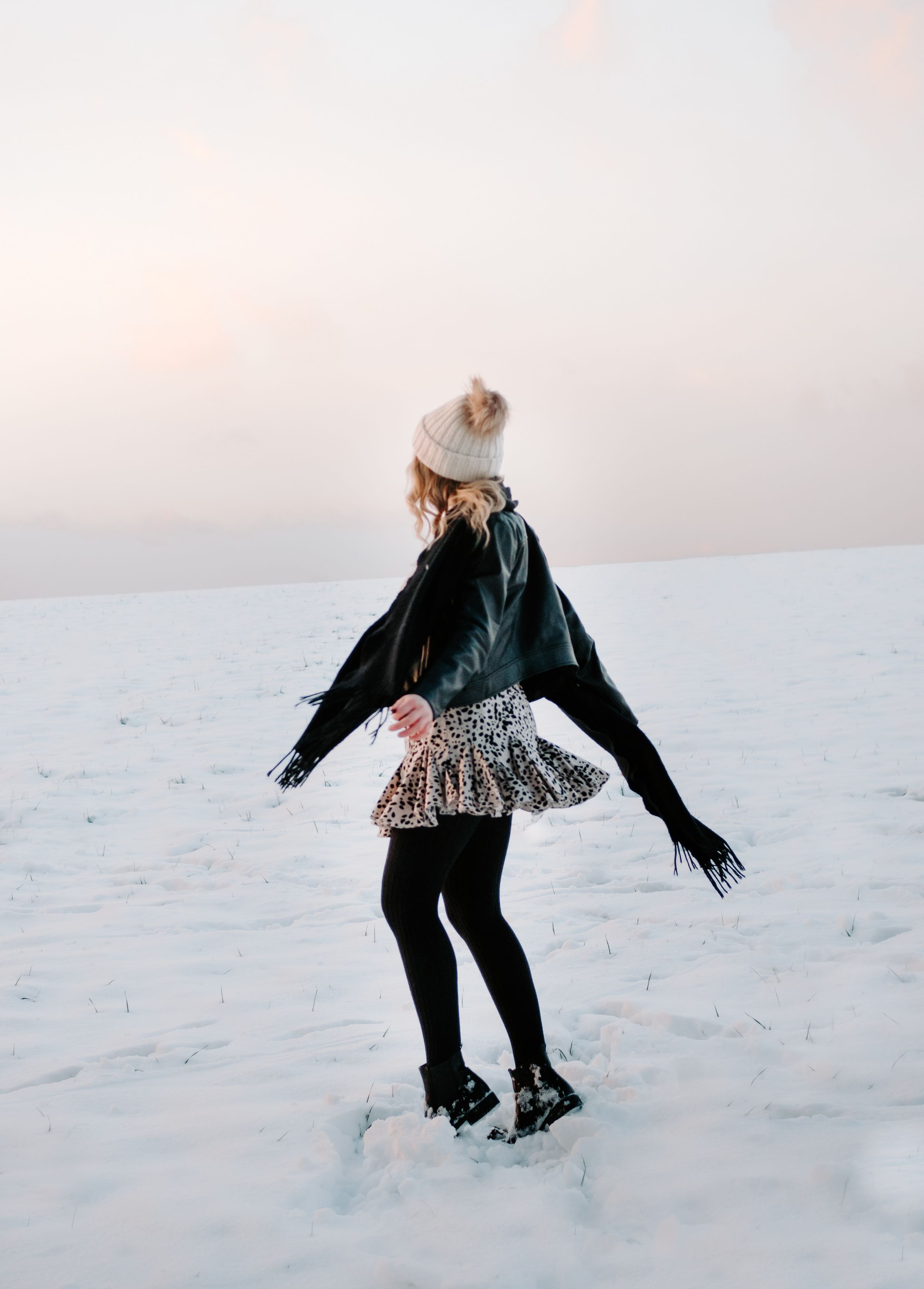 Frau tanzt im Schnee