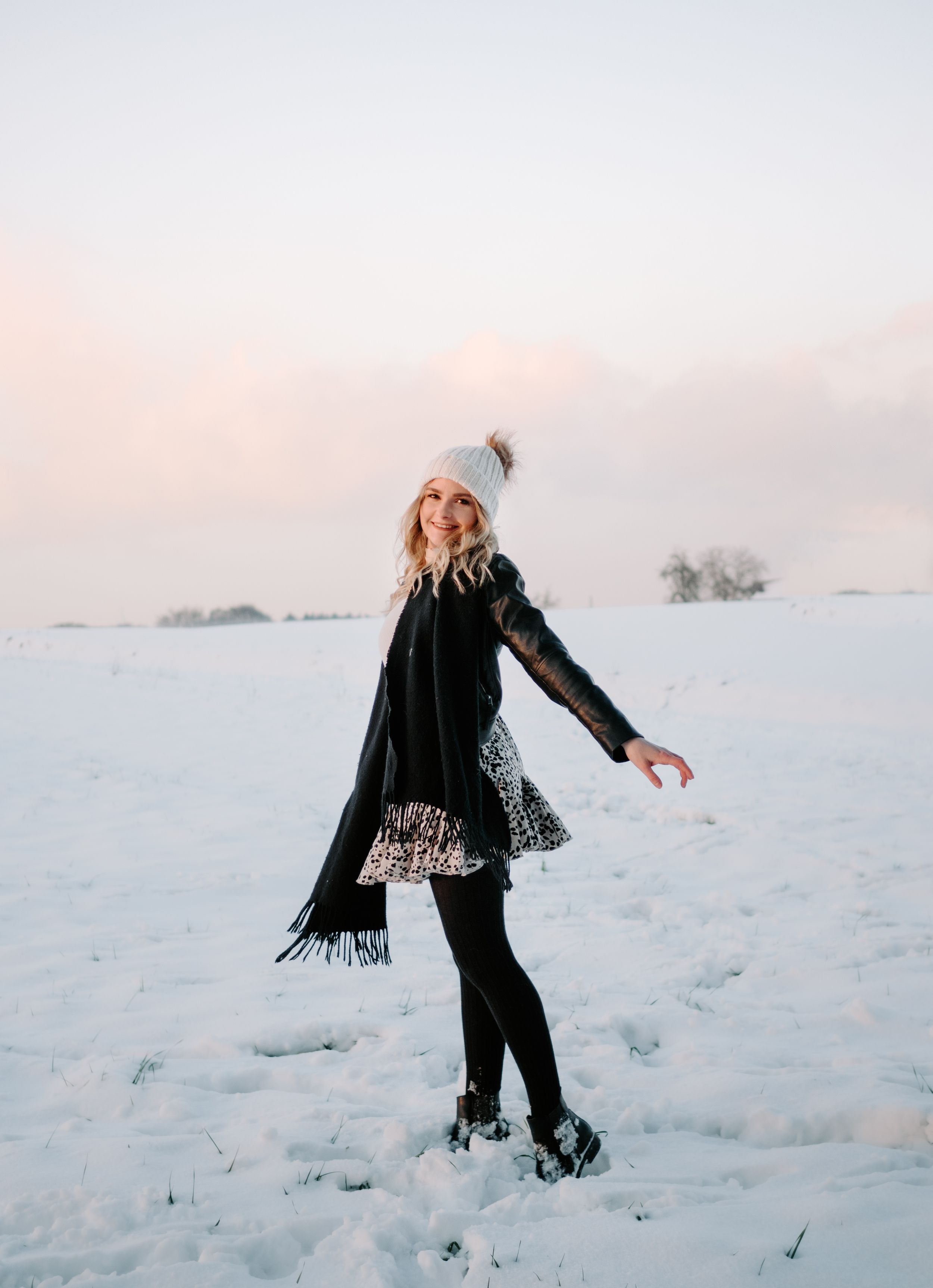 Mädchen im Schneefeld