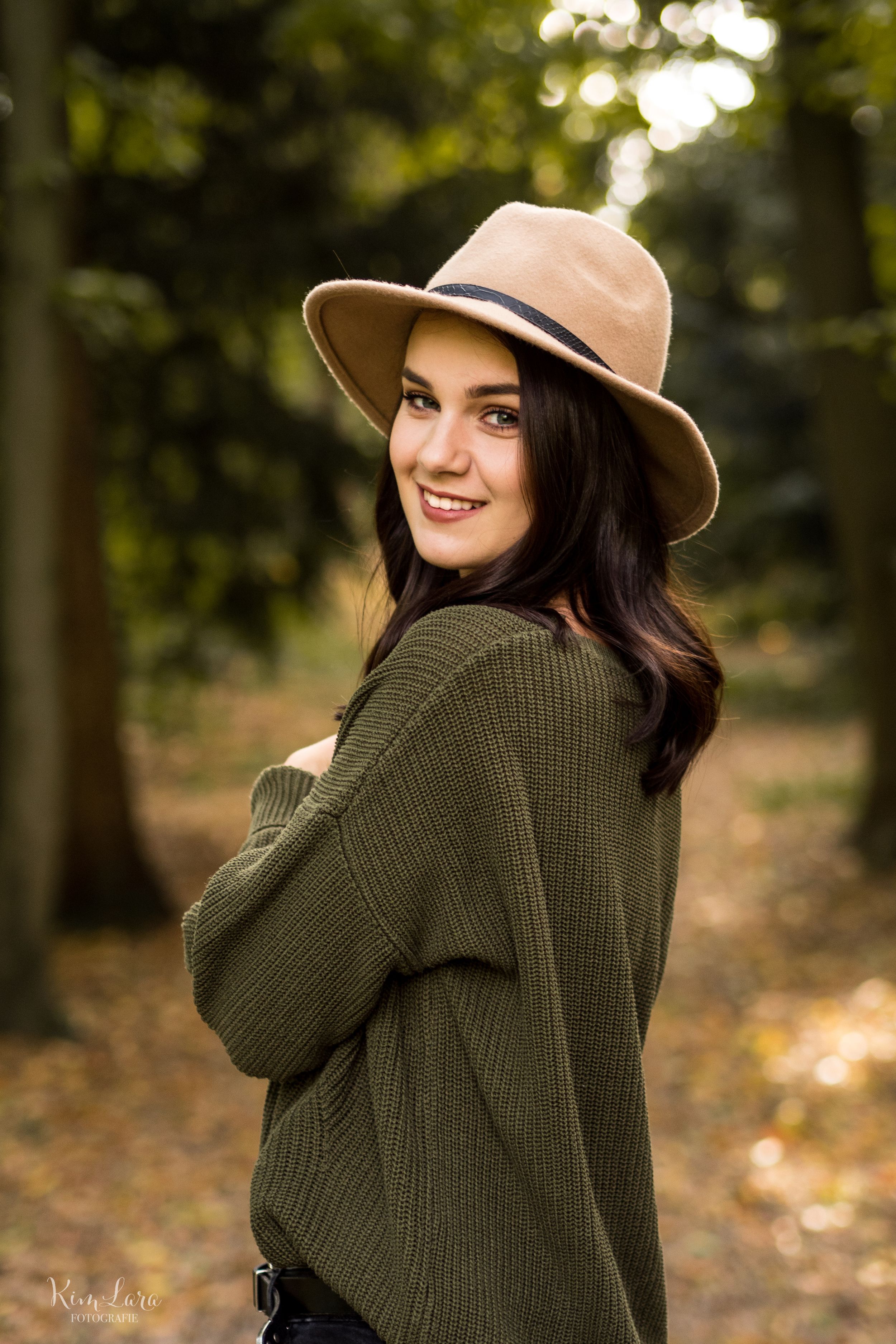 Frau mit Hut im Wald Portrait