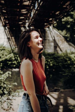 Frau Lacht, schattenmuster im Hintergrund, Portrait
