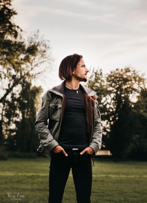 Mann Portrait mit Wiese
