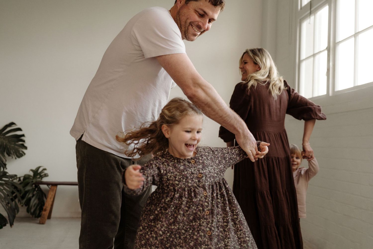Auckland mini session family photoshoot, family dancing