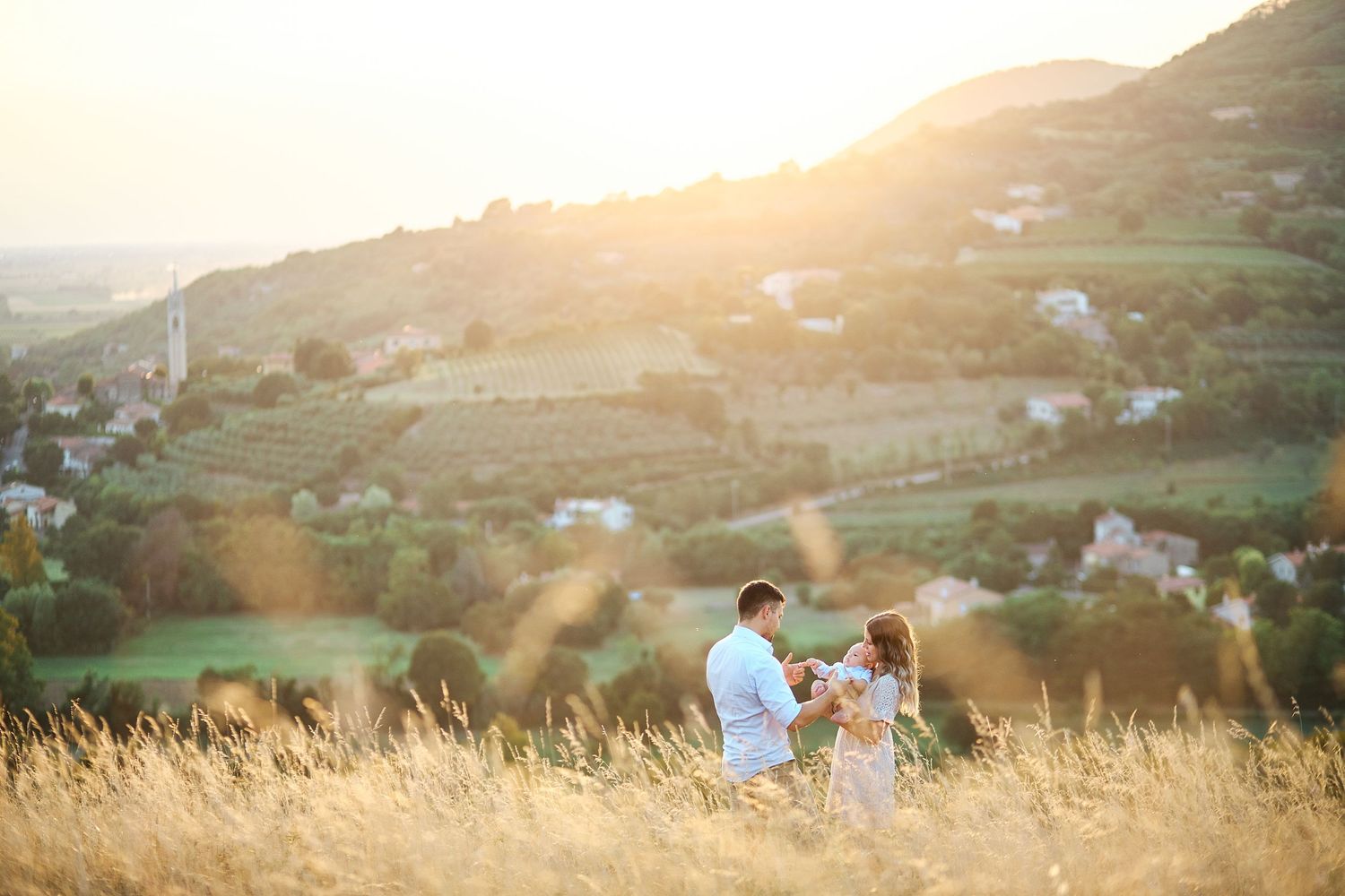 famiglia felice al tramonto sui Colli Euganei