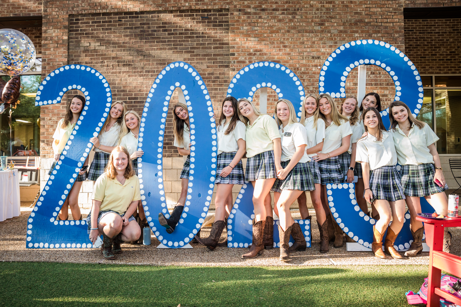 Large group photo with blue numbered display reading 2020.