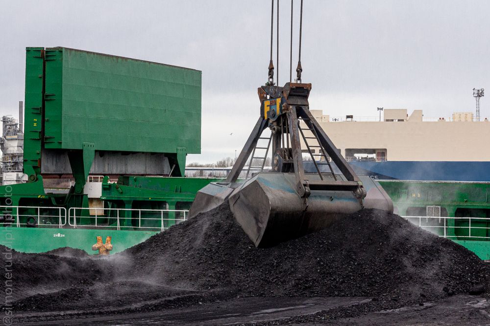 A crane loading up coal on to the last coal ship to depart from the Port of Tyne with North East coal .