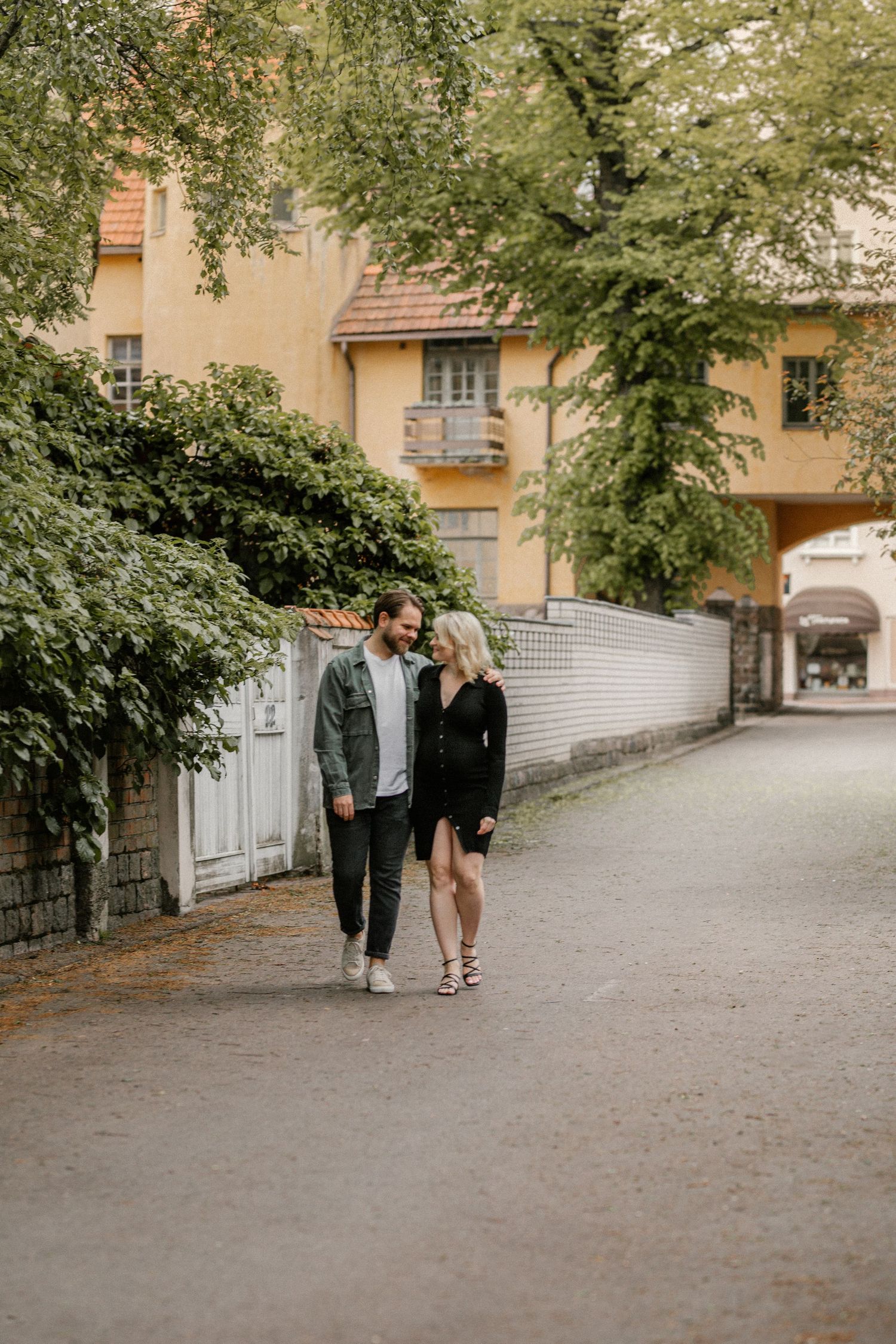 Pariskuntakuva jossa pari kävelee Helsingin Ullanlinnassa