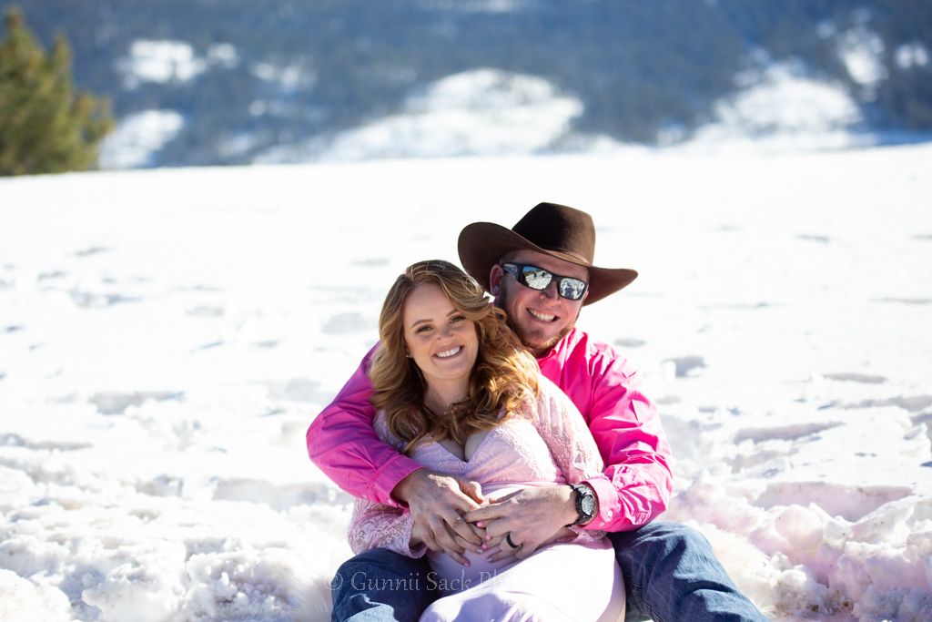 snow shoot, black and white photo, maternity shoot, gunnii sack photography, amador county