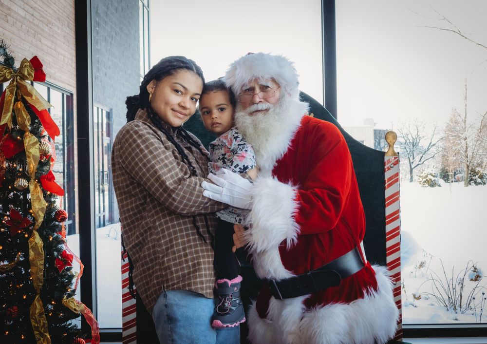 Rencontre avec le Père Noël lors d'un événement familial photographié à Montréal.