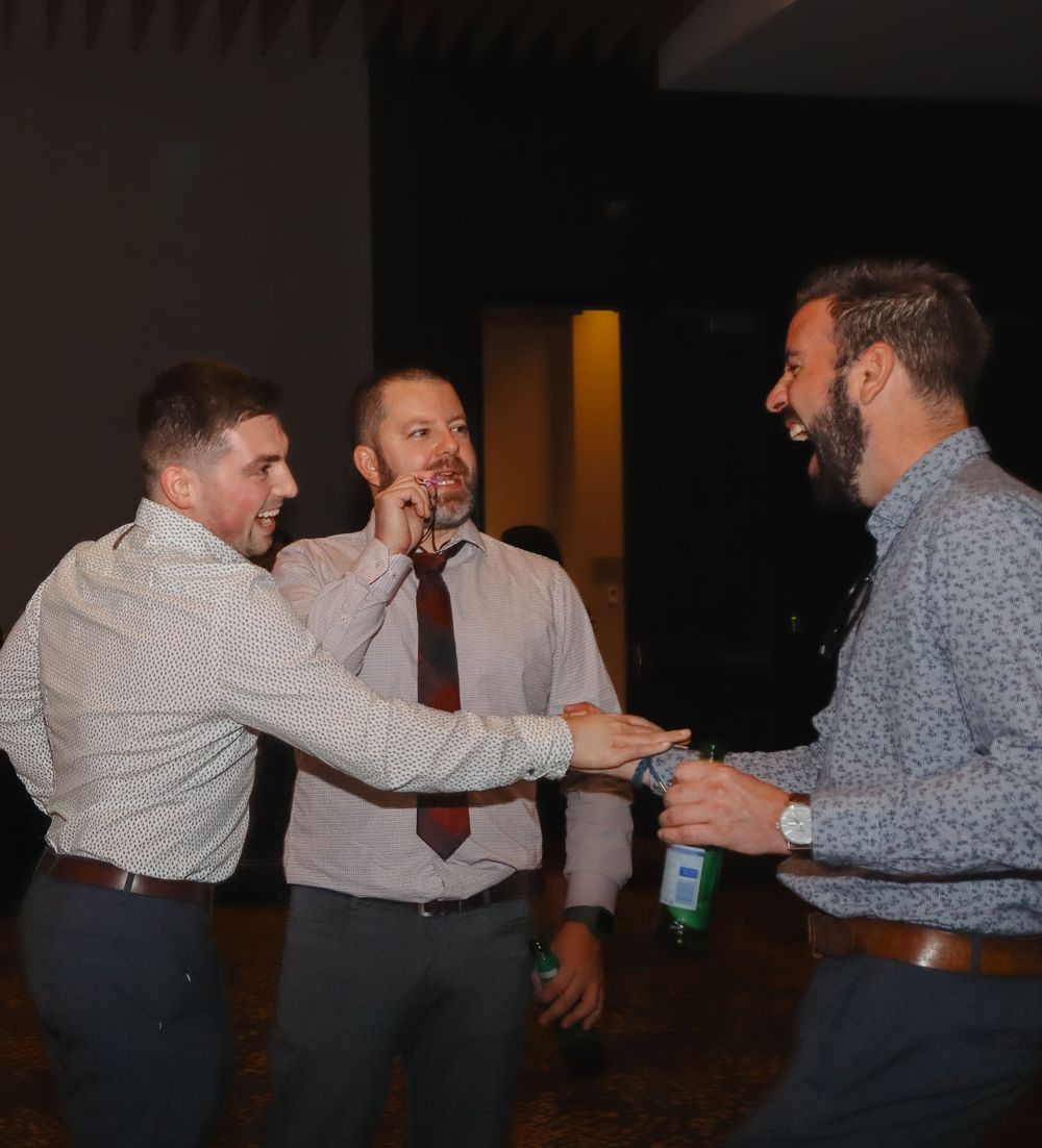 Moments spontanés entre invités lors d'un événement corporatif.