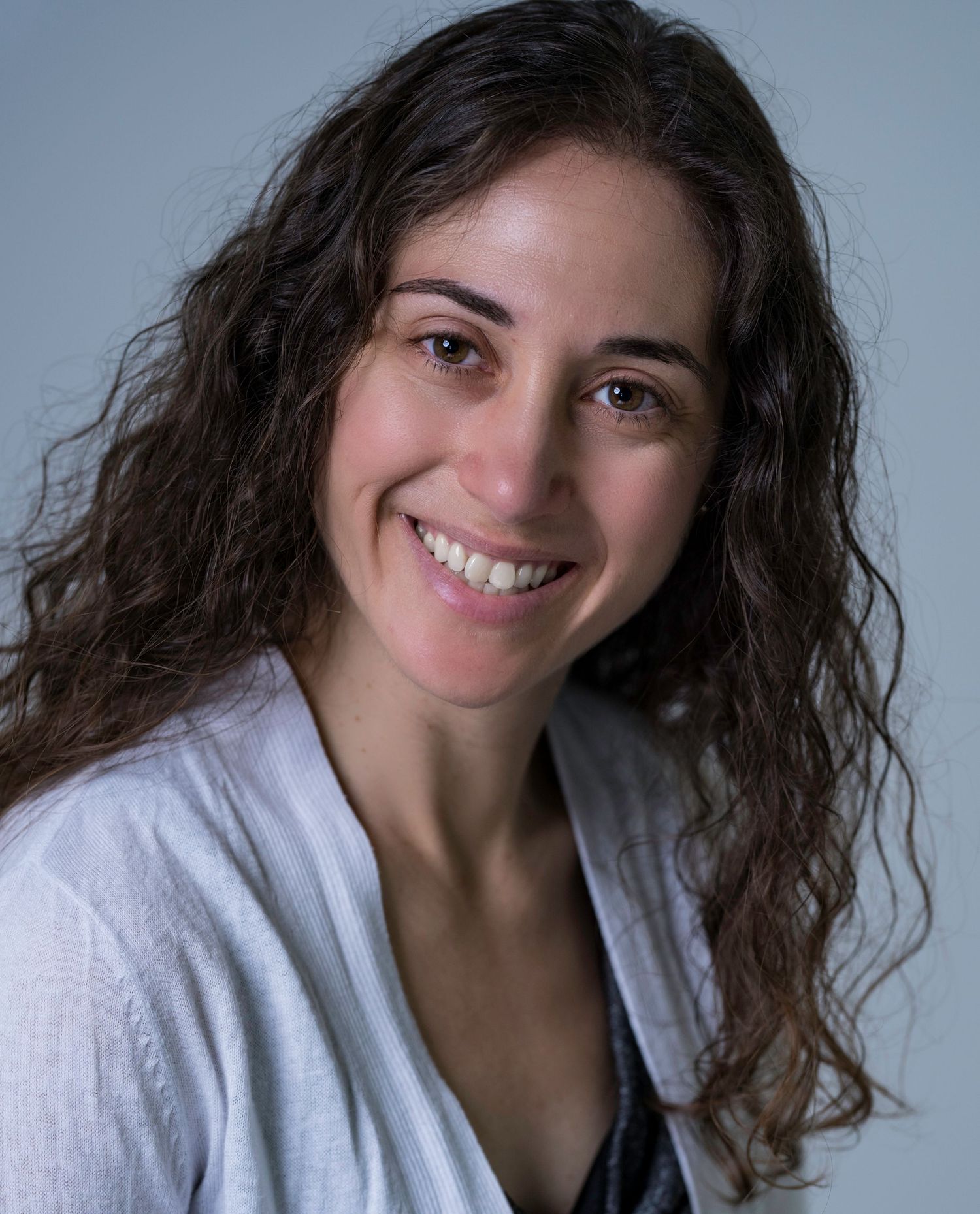 Lady with curly hair in a white t shirt Headshot at the Blendz Media Video Production Actors Workshop