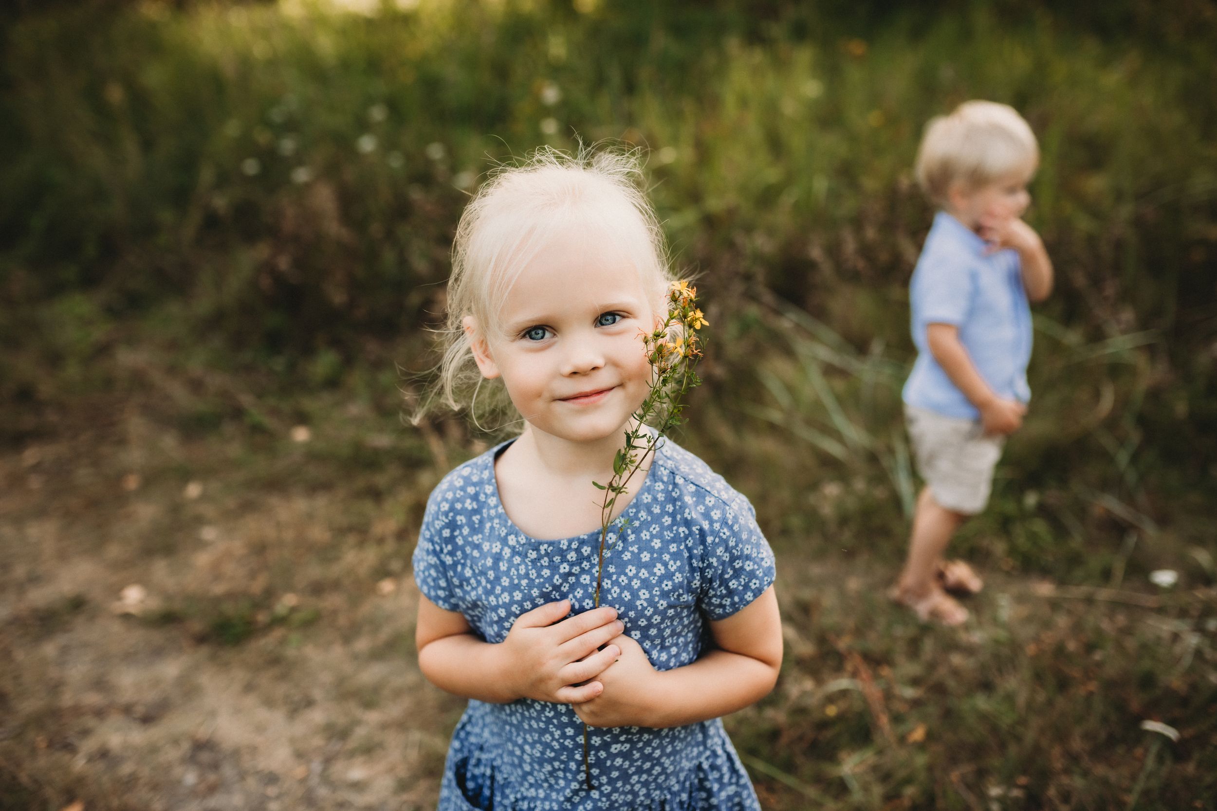 perepildid looduses, fotograafid tallinnas, lõbusad lastefotod, pildistamine looduses, fotograaf Mai Harak