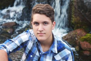 Male senior picture at the MN landscape arboretum