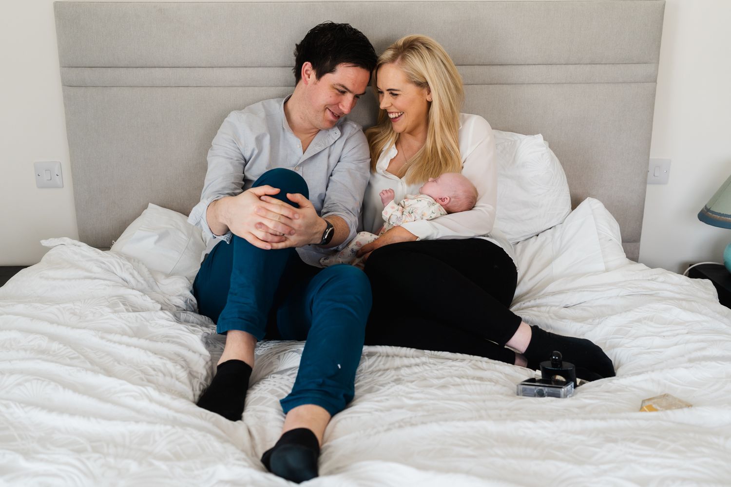 Mammy-and-daddy-with-their-newborn-baby-at-home-photo-session