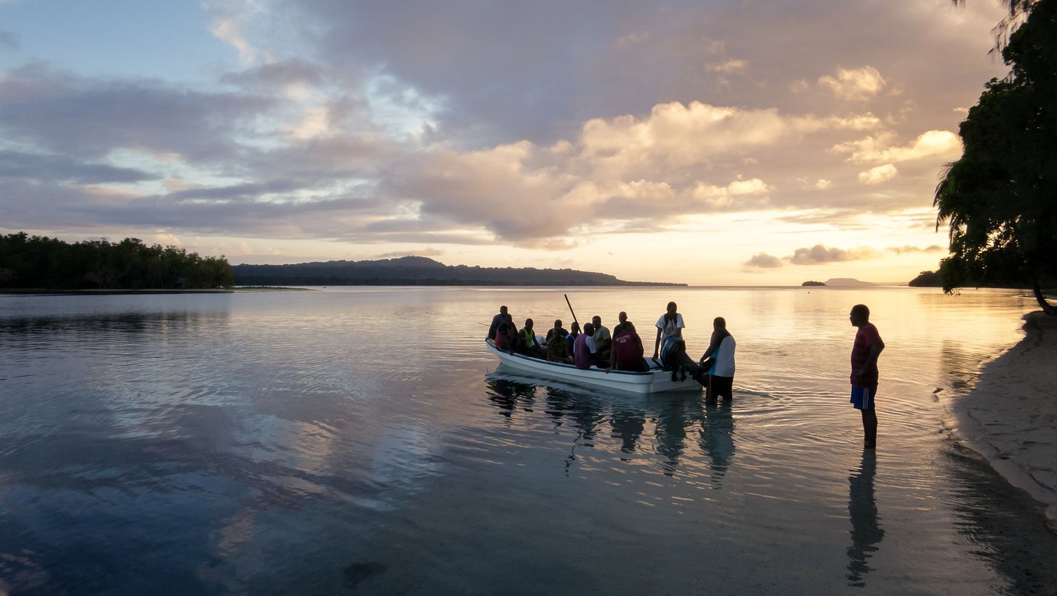 Pêcheurs en barque au coucher du soleil, Vanuatu, lifestyle