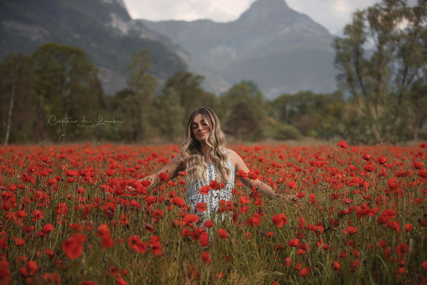 photo grossesse émouvante champ de coquelicots émotion patience enceinte cheveux Isère