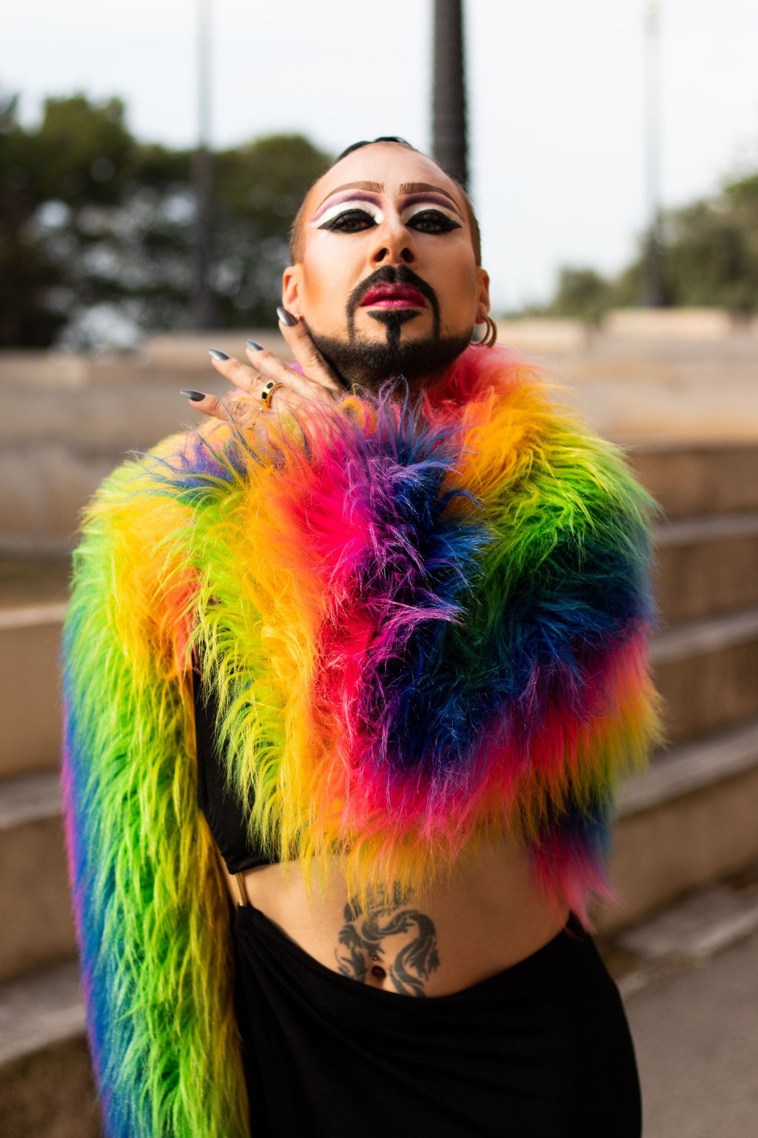 retrato de dragqueen con ropa multicolor