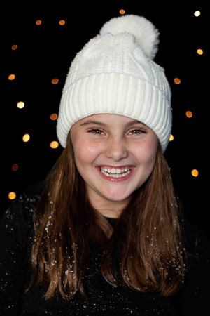 Barbara Kempeneers Fotografie, Kinderportret, Winterportret met kerstlichtjes, lachend meisje
