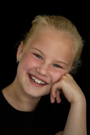 Kinderportret lachend meisje tegen zwarte achtergrond, Kinderportetfotografie, Barbara Kempeneers Fotografie