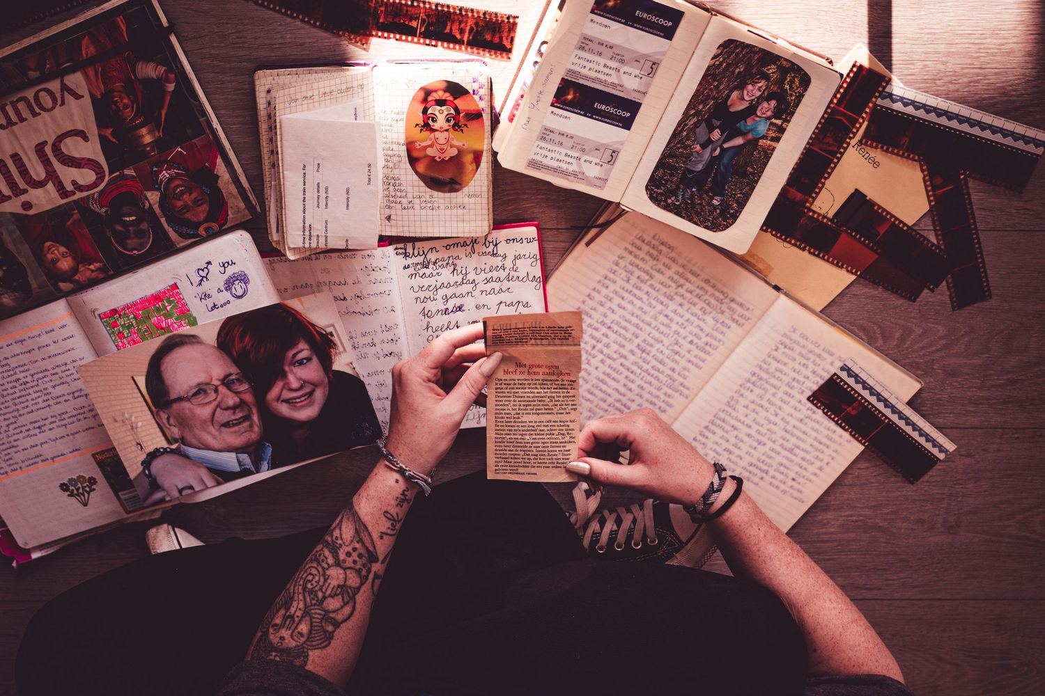Een foto van dagboeken journals diaries met fotos en herinneringen