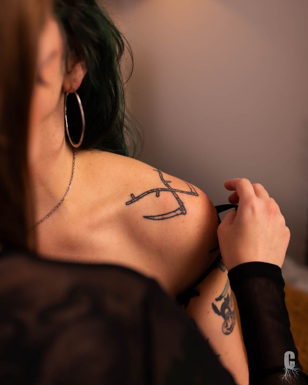 Intimate boudoir photo of two women kissing during a lgbtg+ couples session