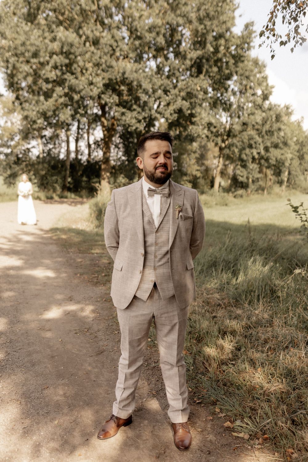 Jennifer & Jonas First Look - Gartenhochzeit im Boho-Stil - Jule Christoffers Photography