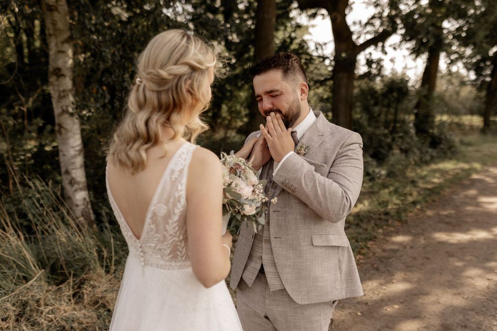 Jennifer & Jonas First Look - Gartenhochzeit im Boho-Stil - Jule Christoffers Photography