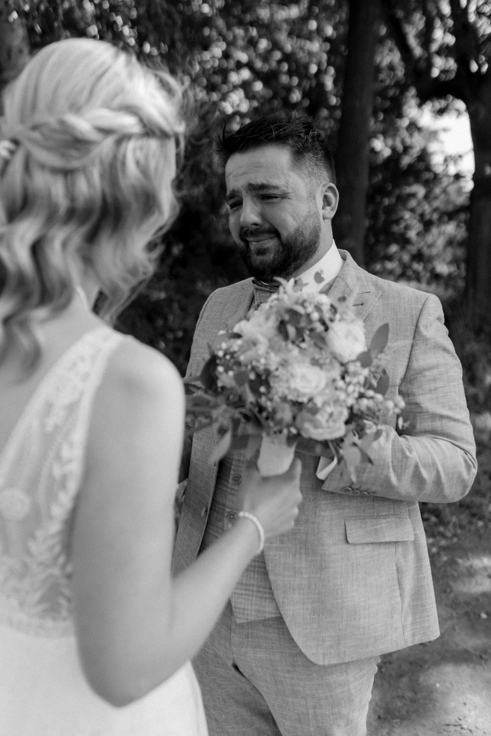 Jennifer & Jonas First Look - Gartenhochzeit im Boho-Stil - Jule Christoffers Photography