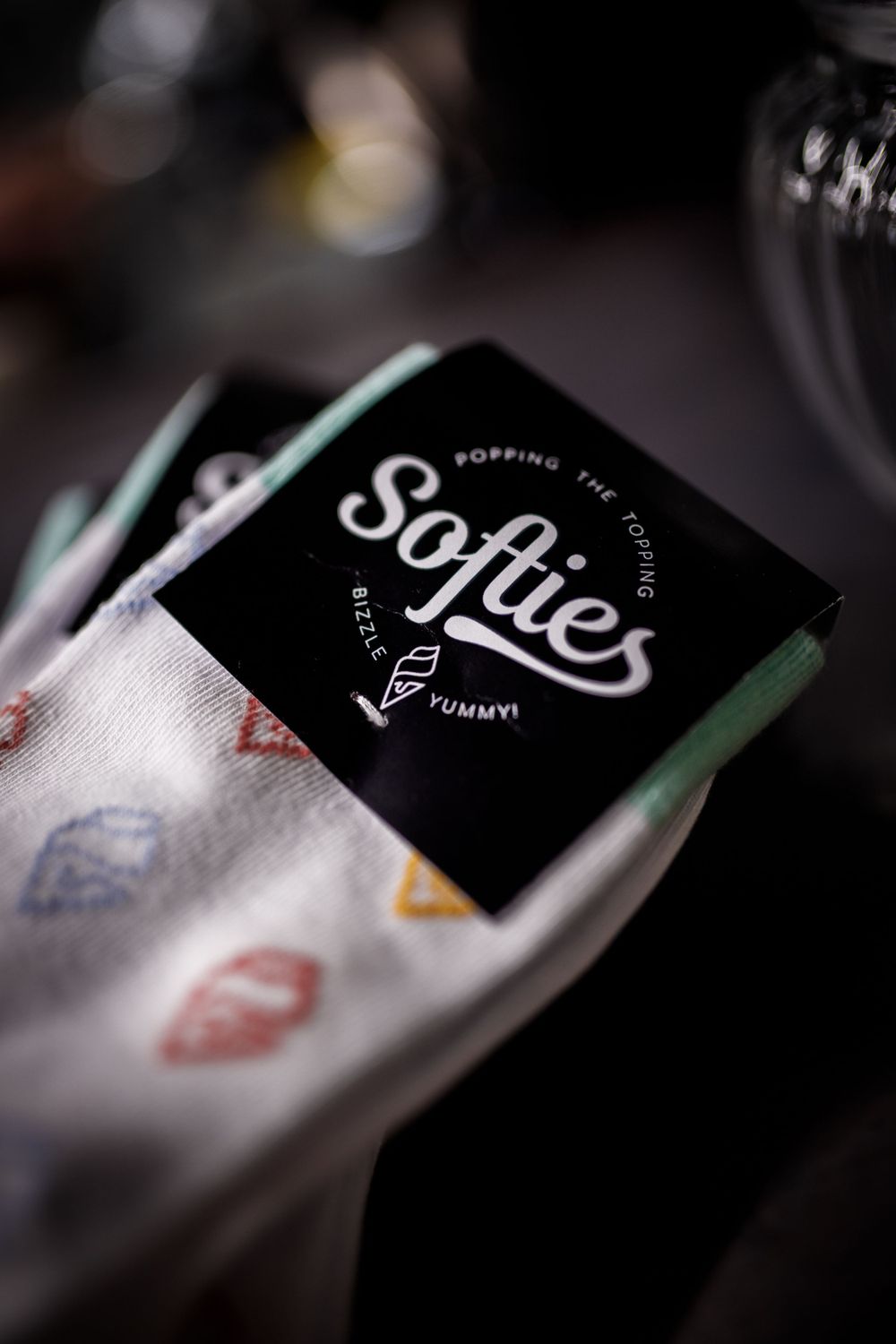 Nahaufnahme eines schwarz-weißen Softies-Bekleidungslabels vor einem unscharfen Hintergrund.